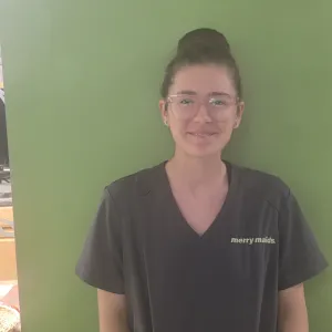 Aleksa in front of a green wall