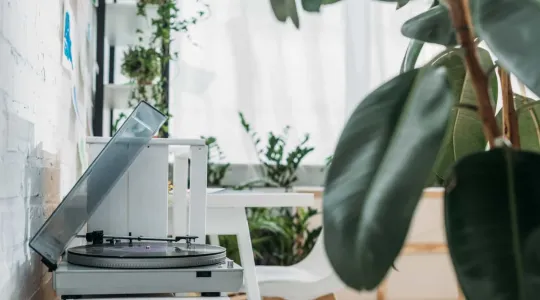 Merry Maids team member cleaning a coffee table | Merry Maids