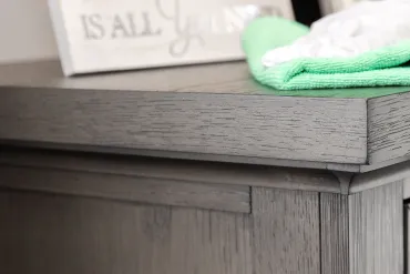 table with green cleaning cloth